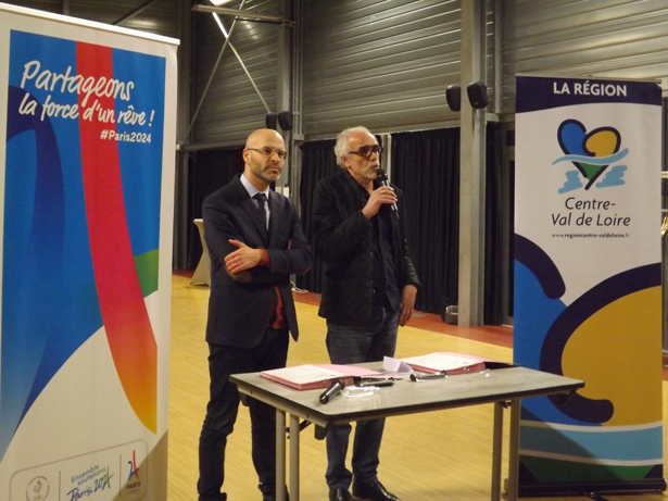 Mohamed-Moulay---Vice-Président-du-Conseil-Régional-Val-de-France-en-charge-des-sports---Bourahli-Yazid---Président-BMX-Club-de-Joué-lès-Tours---Convention-3