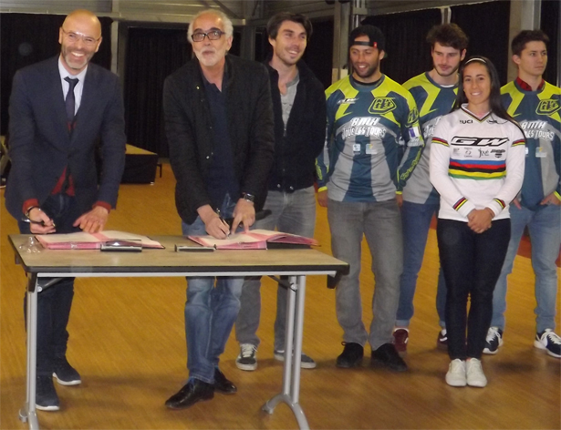 Mohamed-Moulay---Vice-Président-du-Conseil-Régional-Val-de-France-en-charge-des-sports---Bourahli-Yazid---Président-BMX-Club-de-Joué-lès-Tours---Convention-5