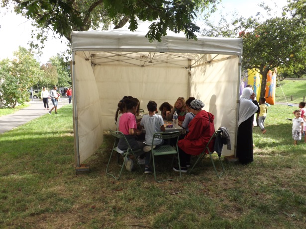 Atelier d'art plastique pendant la journée Cinéma plein air des Quartiers d'été au quartier des Fontaines à Tours.