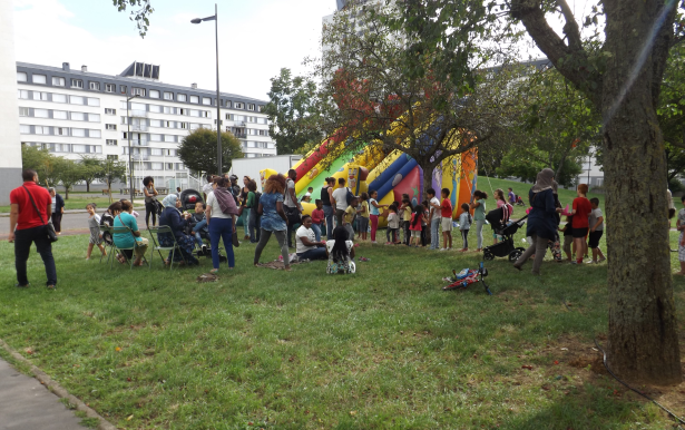 Les Quartiers d'été au quartier des Fontaines à Tours, pendant la journée Cinéma en plein air du 28 juillet 2017