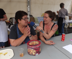 Veronique Cuvier de l'association des habitants du quartier des Fontaines à Tours, à gauche.