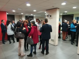 Échanges entre les participants de la soirée.