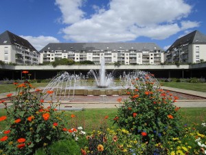1280px-Fontaines_Tours_place_centrale_Querville_2