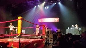 Le principe : 1 ring des commentateurs, une arbitre et 2 duos qui s'affrontent