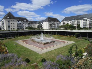 800px-Fontaines_Tours_place_centrale_Querville_3