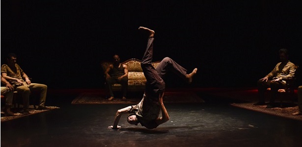 CARTES BLANCHES - Compagnie Käfig - Direction artistique : Mourad MERZOUKI - Chorégraphie et interprétation : Yann ABIDI, Rémi AUTECHAUD, Kader BELMOKTAR, Brahim BOUCHELAGHEM, Rachid HAMCHAOUI, Hafid SOUR - Lumières : Yoann TIVOLI - Costumes : Emilie CARPENTIER - Dans le cadre du Festival Kalypso - A la Maison des Arts de Créteil - Le 24 novembre 2016 - Photo : Benoîte FANTON