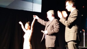 Philippe Briand et Cédric de Oliveira avec une jeune contorsionniste venue de Mongolie