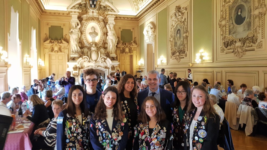 Christophe Bouchet, entouré des jeunes du Rotary International