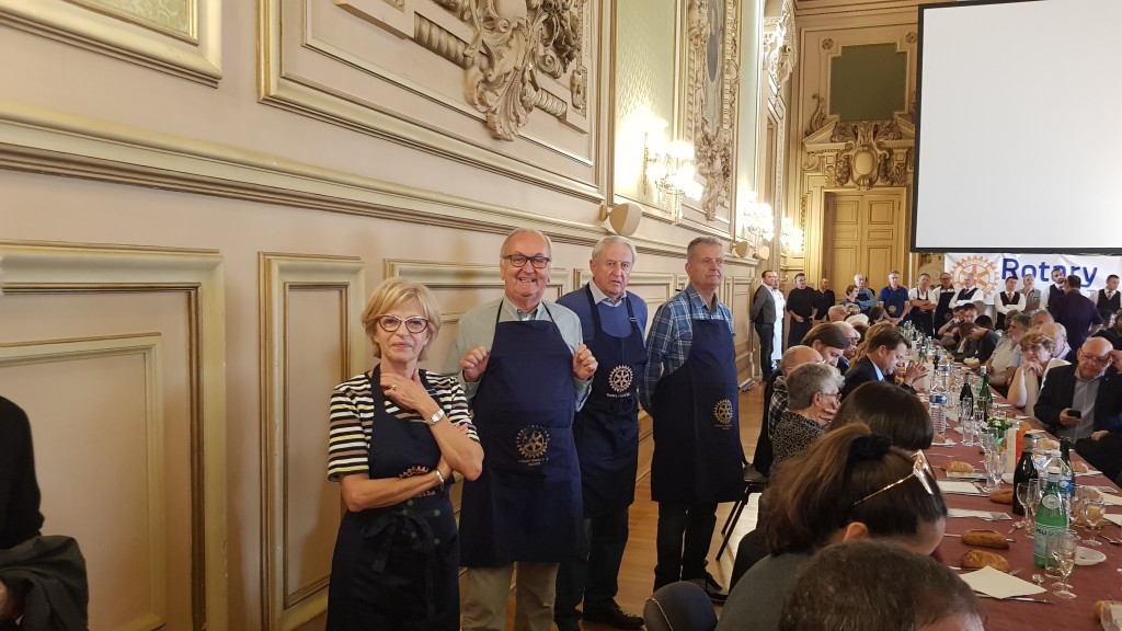 A l'Hôtel de Ville, ce sont les membres du Rotary Club Tours Sud qui sont au service