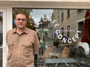 Grégori Colin devant Le Café Concept, place de la Victoire à Tours