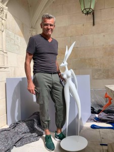 Olivier Caux, à côté d'une de ses oeuvres