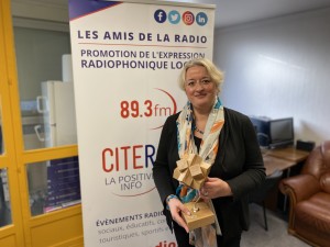 Agathe Champion-Guénand dans les studios de CITERADIO avec son trophée de l'innovation