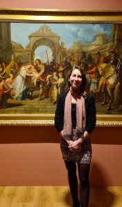 Jessica Degain, devant Les Adieux d'Hector et Andromaque, une des deux œuvres majeures que possède les Beaux-Arts de Tours 