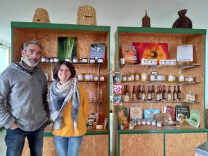 Loïc et Laëticia Apied-Hinault, apiculteur et apicultrice de Ruch'ées et Fées, magasin de miel à Veigné