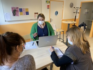 Madeline Dagostini, Nathalie Bola et Sophie Le Vasseur dans l'espace de travail de la Maison des Associations