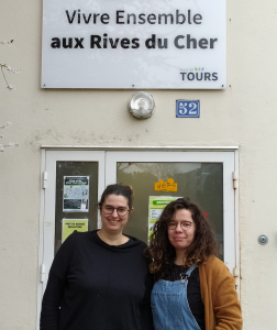 Anne Chagnon et Célina Gâchet devant les locaux de l'association Vivre Ensemble aux Rives du Cher