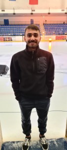 Kévin Aymoz devant la glace de la patinoire du Centre Municipal de Tours