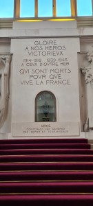L'urne contenant les cendres des déportés français dans la Mairie de Tours.