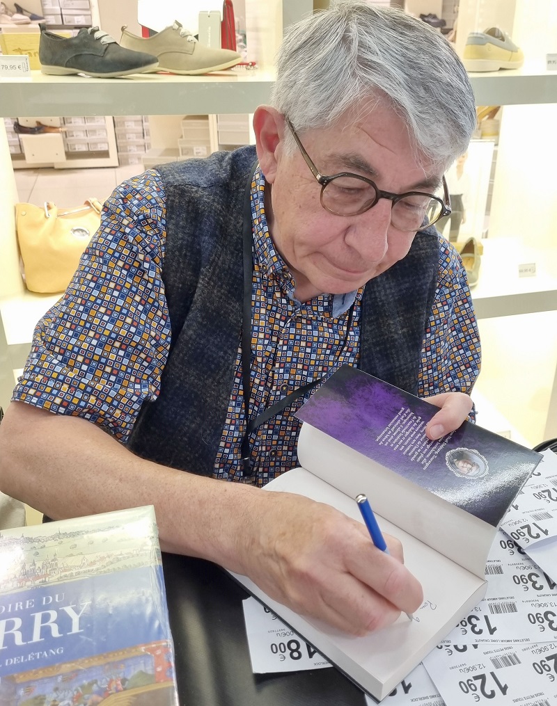 Séance dédicace pour Jean-Noël Deletang - Pyramide du Livre Auchan Saint-Cyr-sur-Loire - Crédits photo : Guillaume Colombat - 21 mai 2022