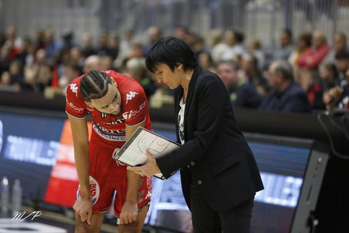 La coach du TMB Valérie Garnier saura sans doute galvaniser le groupe pour aller chercher la victoire à Toulouse (photo : Philippe Maitre)