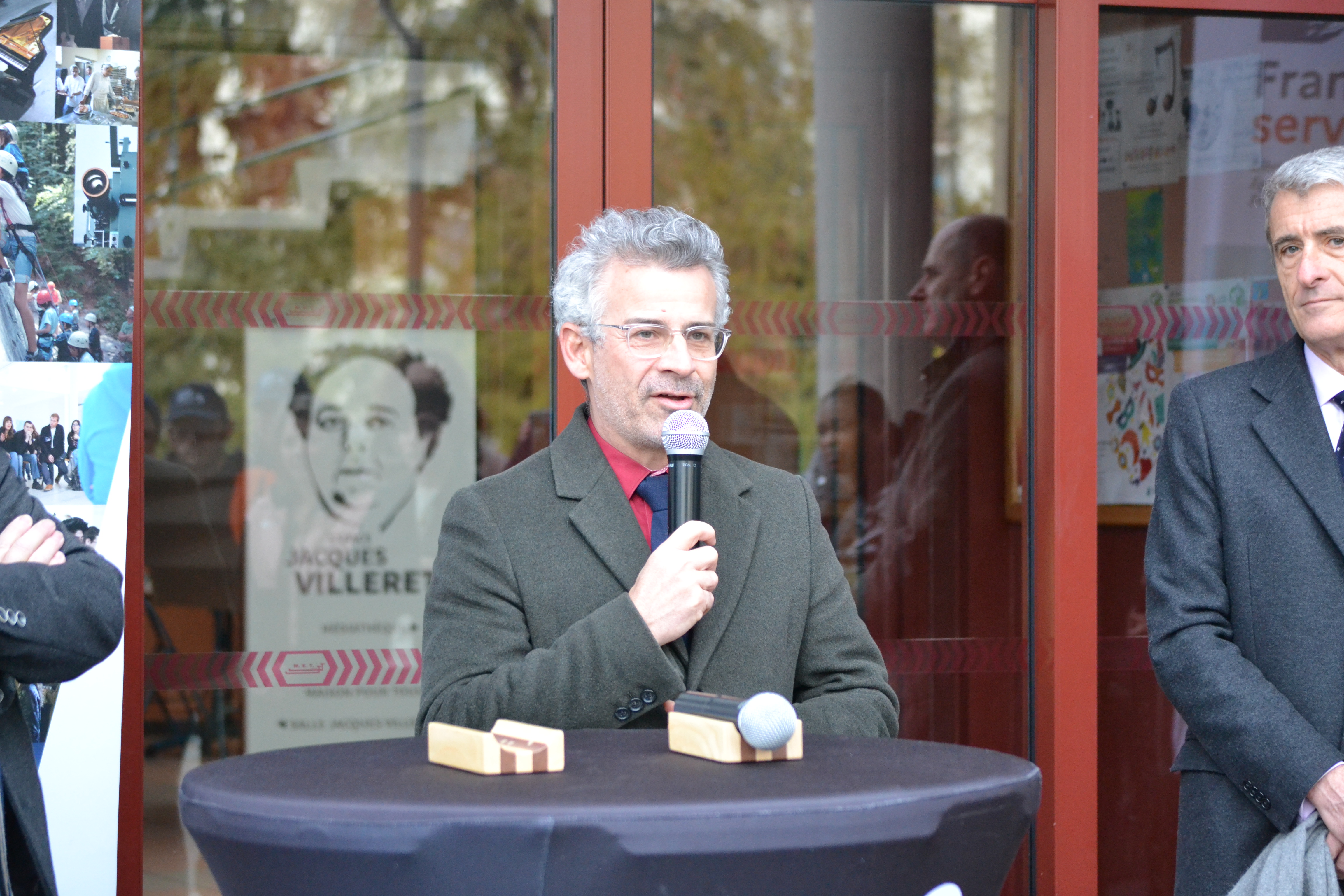 Le maire de Tours Emmanuel Denis veut faire du quartier des Fontaines un lieu de dynamisme, de cohésion et de mixité sociale. (photo : Benjamin Hermitte - CITERADIO)