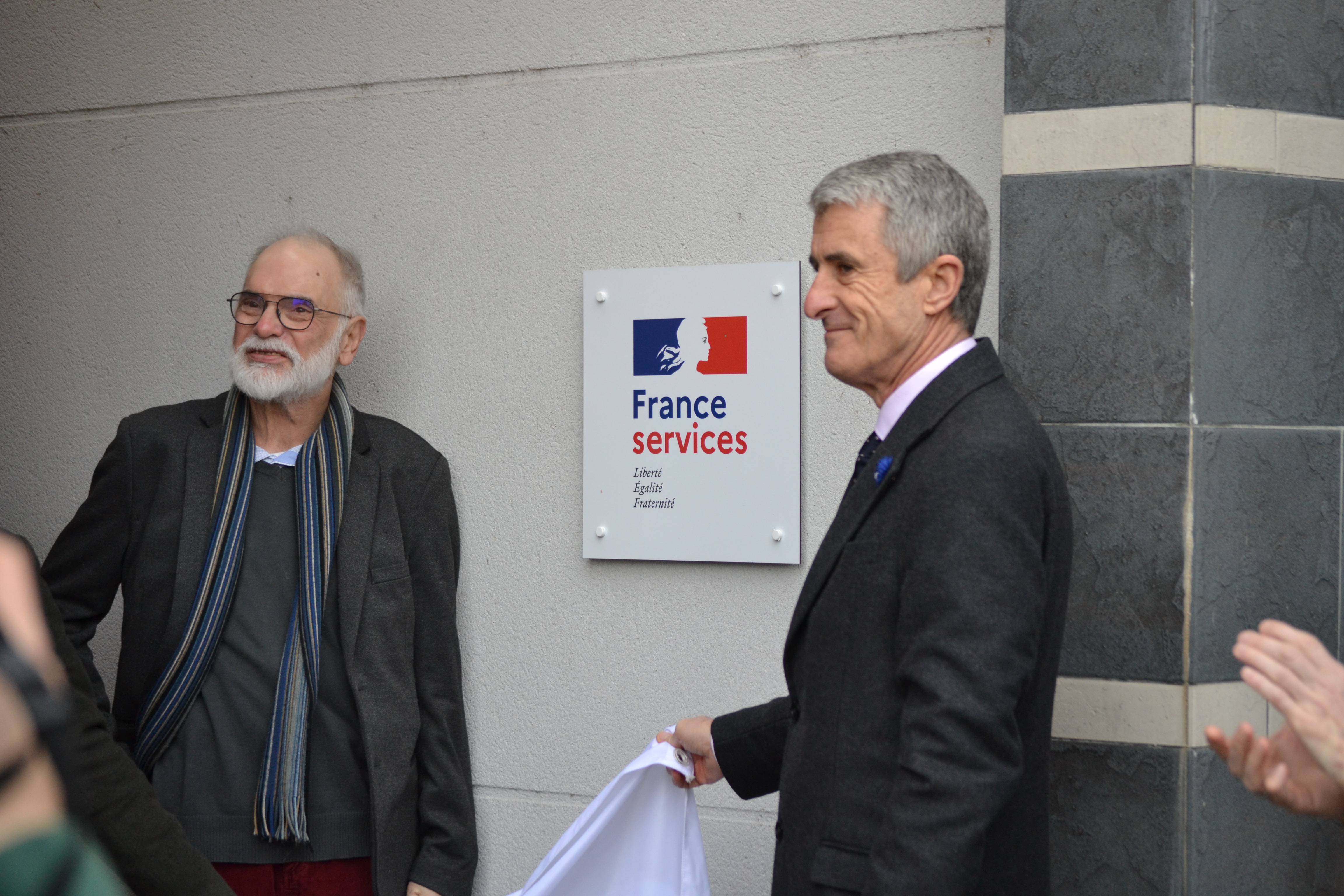 Joël Pairis et Patrice Latron ont révélé ensemble la plaque de ce tout nouvel espace France Services (photo : Benjamin Hermitte - CITERADIO)