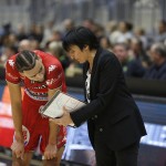 Valérie Garnier, forte de son expérience, devra trouver les mots justes pour que ses joueurs aillent chercher la victoire sur le parquet de Loon-Plage (photo : Philippe Maitre)