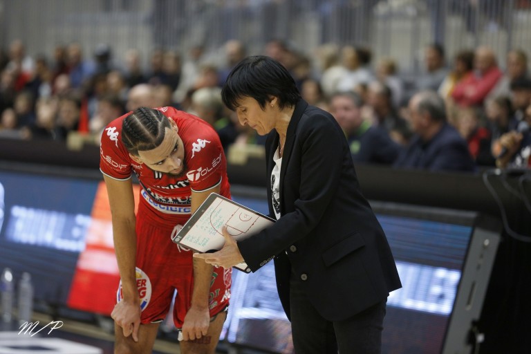 Valérie Garnier, forte de son expérience, devra trouver les mots justes pour que ses joueurs aillent chercher la victoire sur le parquet de Loon-Plage (photo : Philippe Maitre)