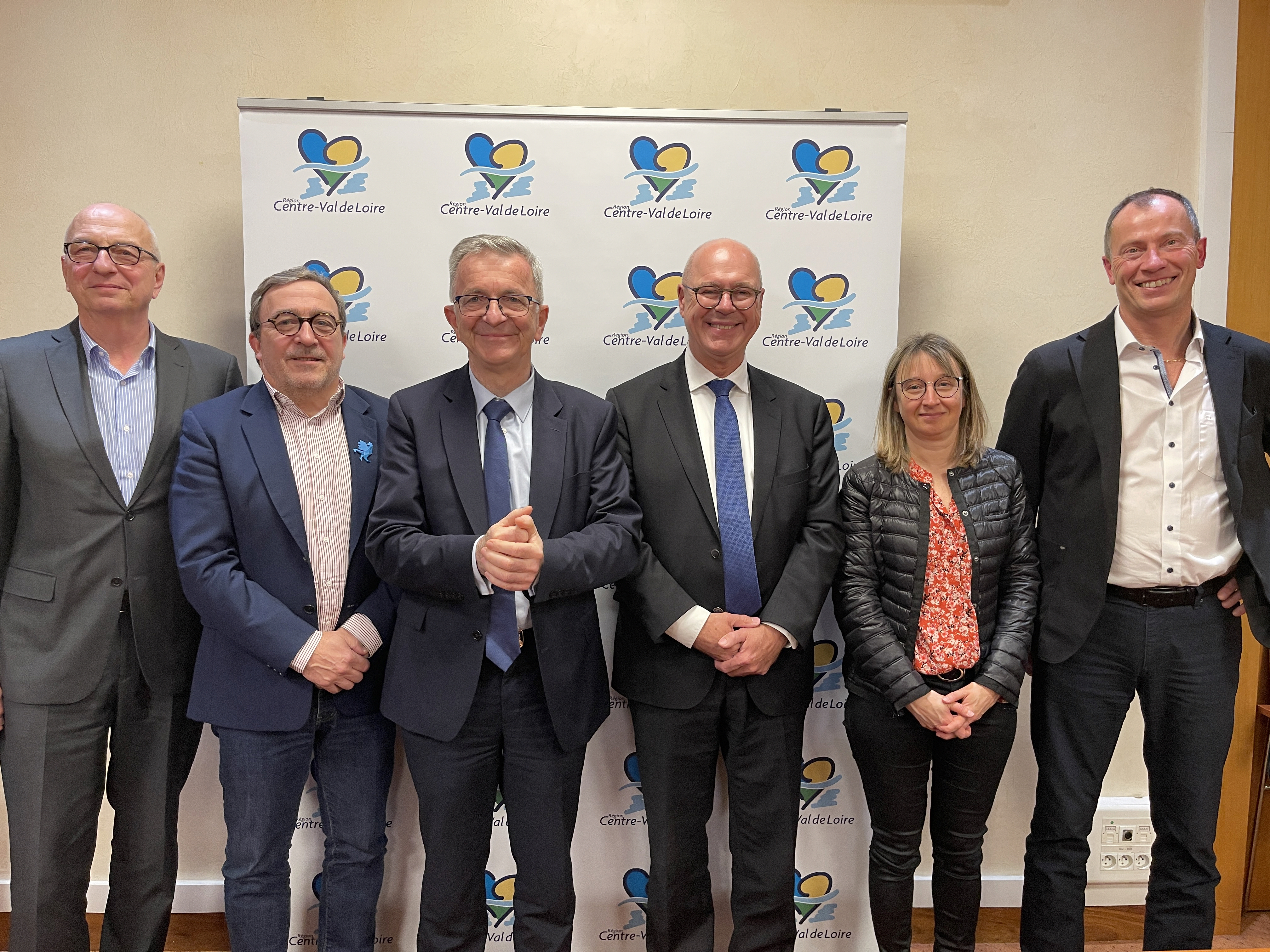 François Bonneau, président de la Région Centre-Val de Loire, accompagné des acteurs et actrices de l'entrepreneuriat régional, ont présenté lors de cette réunion "Centre-Val de Loire Investissement", un pôle d'investissement qui permet de garder la région attractive pour les entreprises (photo : Région Centre-Val de Loire)