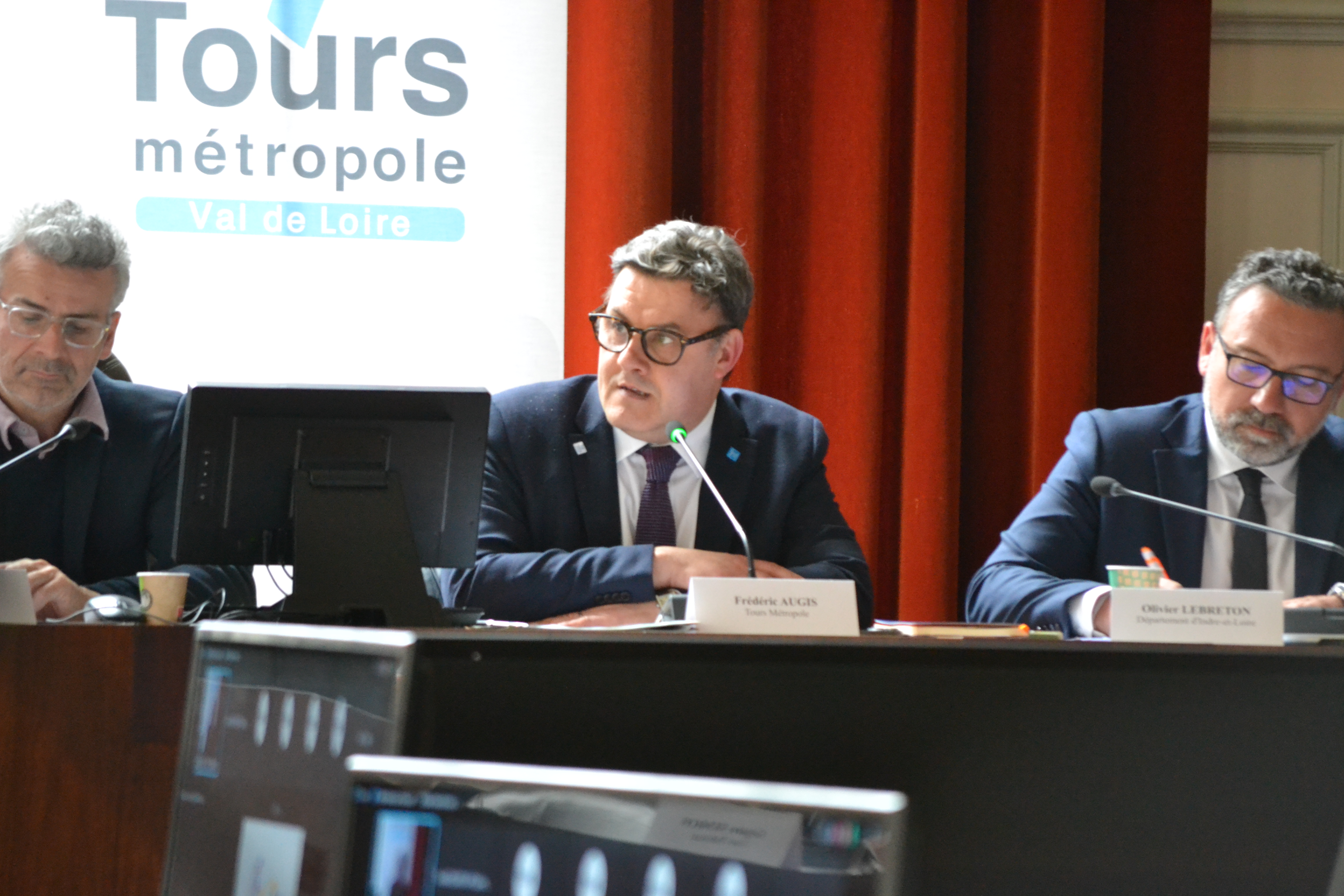 Le président de Tours Métropole Frédéric Augis, accompagné du maire de Tours Emmanuel Denis et des autres acteurs locaux et départementaux ont présenté leurs projets et leurs ambitions pour accélérer la transition énergétique (photo : Benjamin Hermitte - CITERADIO)