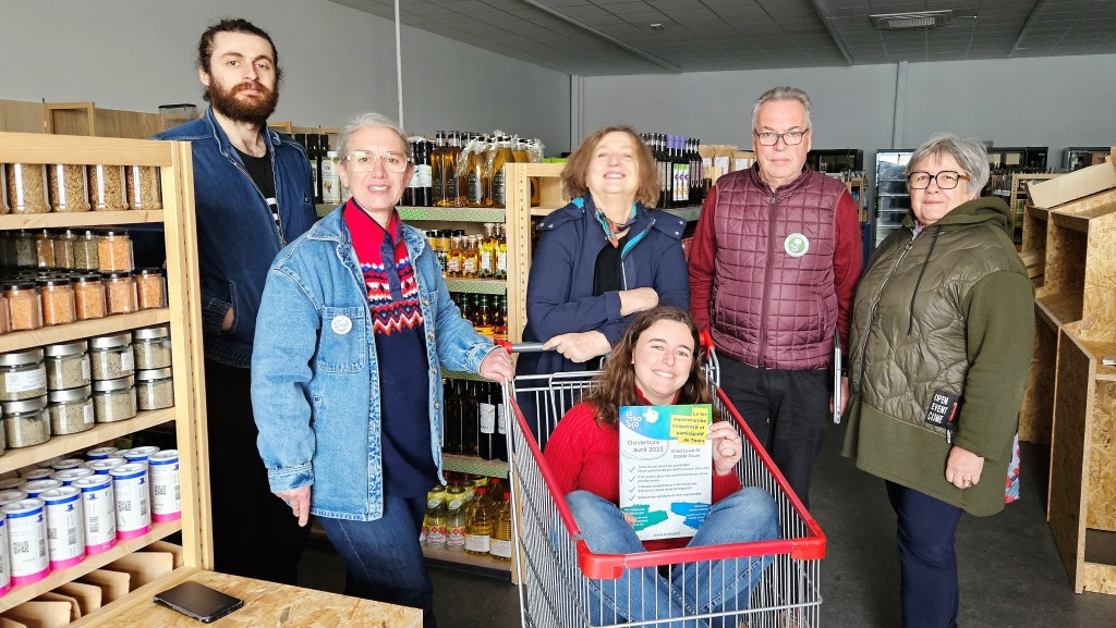 De g. à d. Léo Malbrand-Laubier, Judith Galteau, Corinne Laubier, Anne Monot, Fabrice Brunet et Brigitte Guilloreau (crédit photo Ligaya MORLAND)