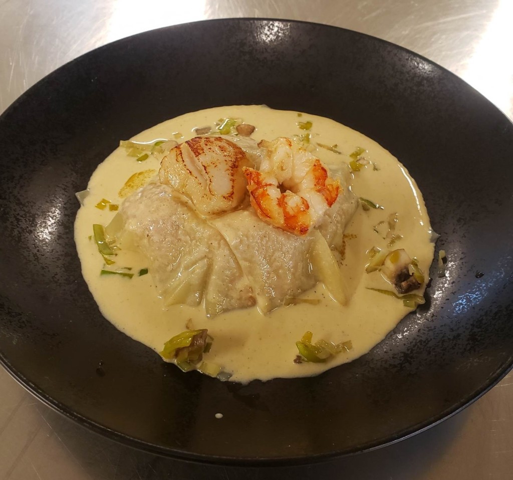 Raviole ouverte de gambas et Saint-Jacques, fondue de poireaux et de champignons, bisque de crevettes grises - @Arthur Leroux