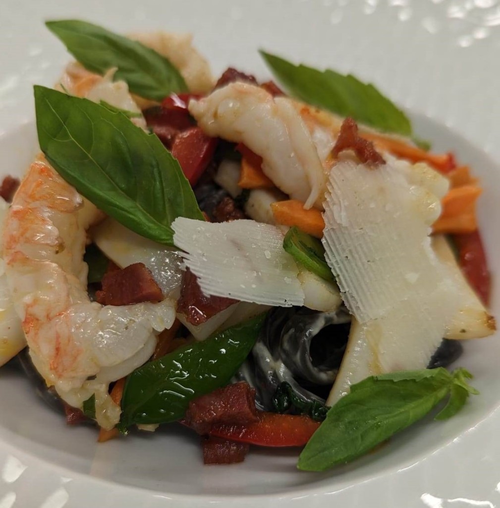 Tagliatelles creme basilic, seiche, chorizo, langoustines et legumes croquants