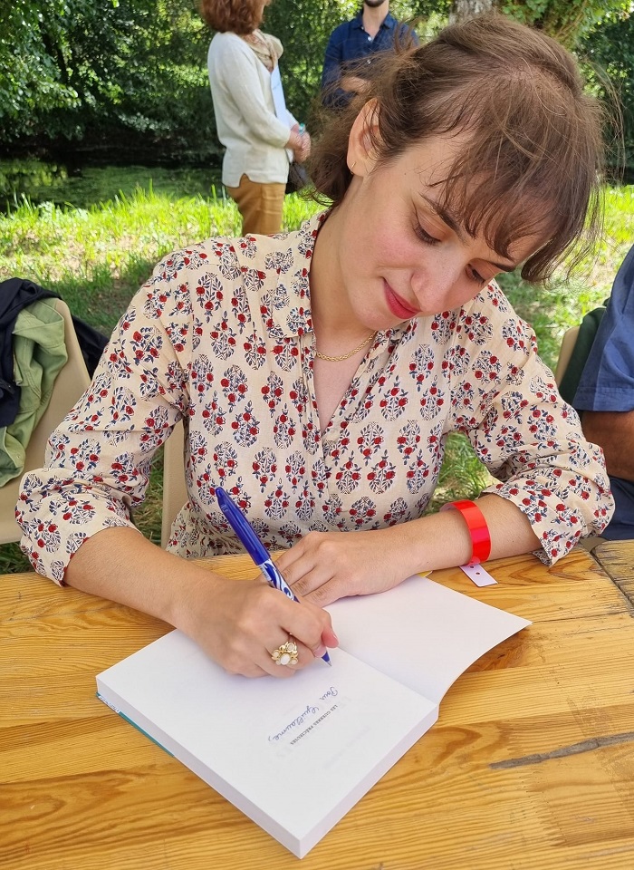 Perrine Tripier en dédicace - Les écrivains chez Gonzague Saint Bris - Crédits photo : Guillaume Colombat - 27 août 2023