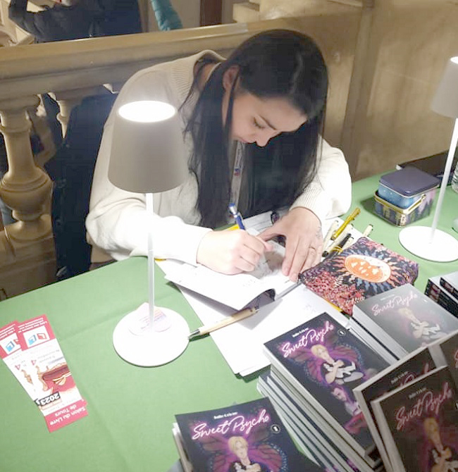 Julie Orione en dédicace - Salon du Livre de Tours - Crédits photo : Guillaume Colombat - 4 novembre 2023 