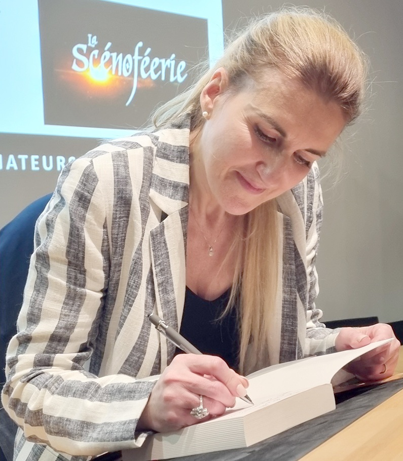 Séance dédicace pour Claire Norton - Dictée de Tours pour tous - Crédits photo : Guillaume Colombat - 25 janvier 2025