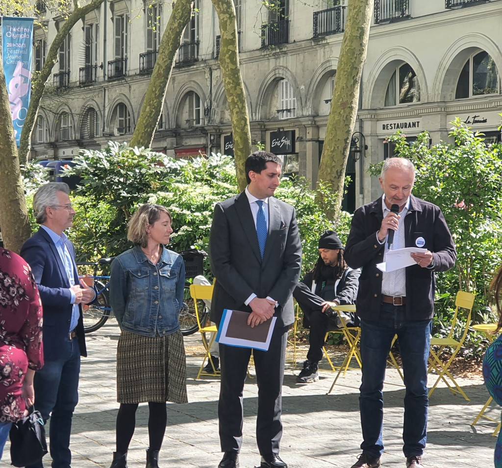 En ordre d'apparition : M. le Maire de Tours Emmanuel Denis, Mme la directrice adjointe de la Caf Camille Louvet-Rueff, M. le directeur de cabinet de la préfecture Pierre-Ange Savelli et M. le président de la Ligue de l'Enseignement d'Indre-et-Loire Franck Weckonski