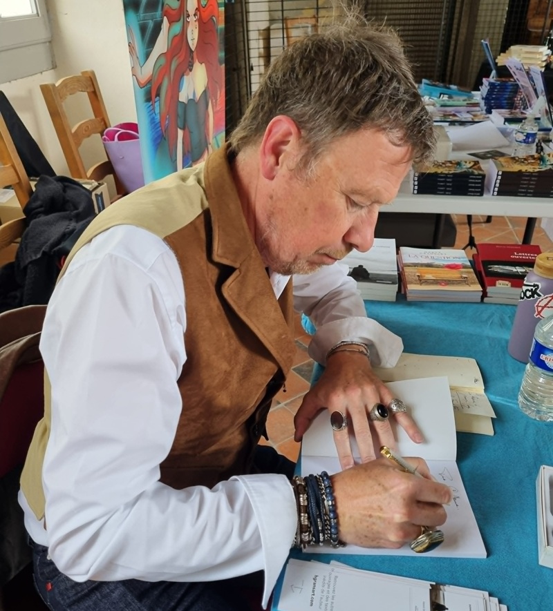 Séance dédicace pour Hervé Gransart - Château des Livres - Mareuil-sur-Cher - Crédits photo : Guillaume Colombat - 7 juin 2025