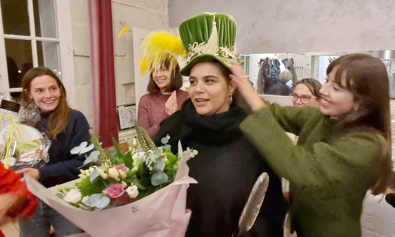 Emma Tholozan remettant le chapeau des Catherinettes à Alice Botelho - Crédits photo : Guillaume Colombat - 22 novembre 2025