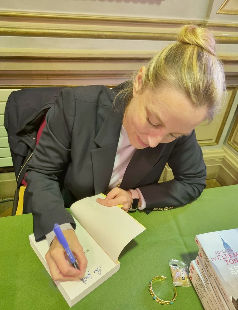 Adélaïde de Clermont-Tonnerre en dédicace - Salon du Livre de Tours à l'Opéra - Crédits photo : Guillaume Colombat - 29 novembre 2025