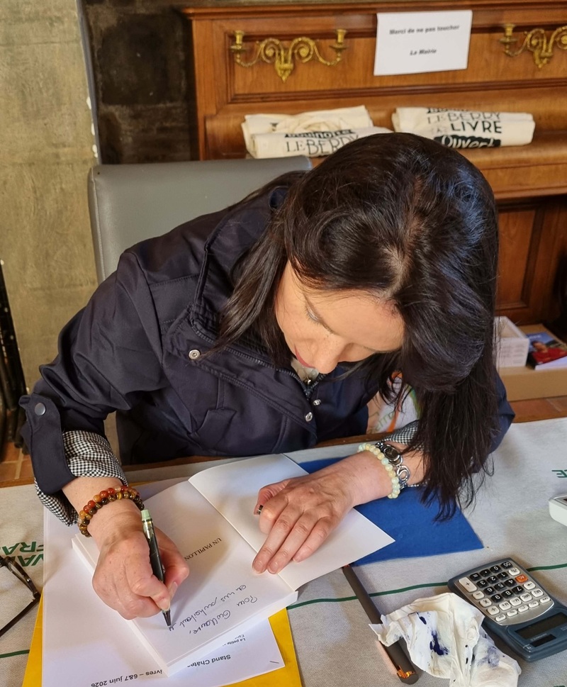 Ghislaine Antoine en dédicace - Château des Livres - Mareuil-sur-Cher - Crédits photo : Guillaume Colombat - 6 juin 2026