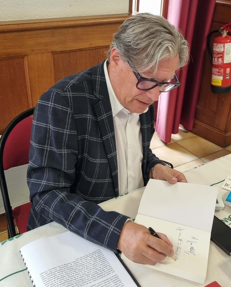 Tony Jagu en dédicace - Château des Livres - Mareuil-sur-Cher - Crédits photo : Guillaume Colombat - 6 juin 2026