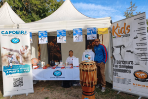 Le stand de l’association Capoeira Mandara, lors de Tours en fête. Avec Professeur Estrela et Mestre LuizJunior.