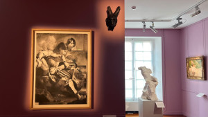 Photo du Graphite, fusain, encre, vernis et techniques mixtes sur papier de Pierrick NAUD, Tireur d'épines, série L'hypothèse des doublures, 2026 accompagnée du Graphite sur faïence de Pierrick NAUD Lueur d'ébène #02, 2024.