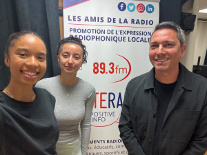 A droite Ayamé reporter radio. Au centre Amel reporter radio. A droite Benoît Mac-Mahon auteur d'Histoire de l’art de construire : Matériaux, techniques et savoir-faire