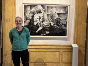 Photo de Pierrick NAUD devant du Graphite, fusain, encre, vernis et tefchniques mixtes sur papier, La saison des adieux, série L'hypothèse des doublures, 2026.