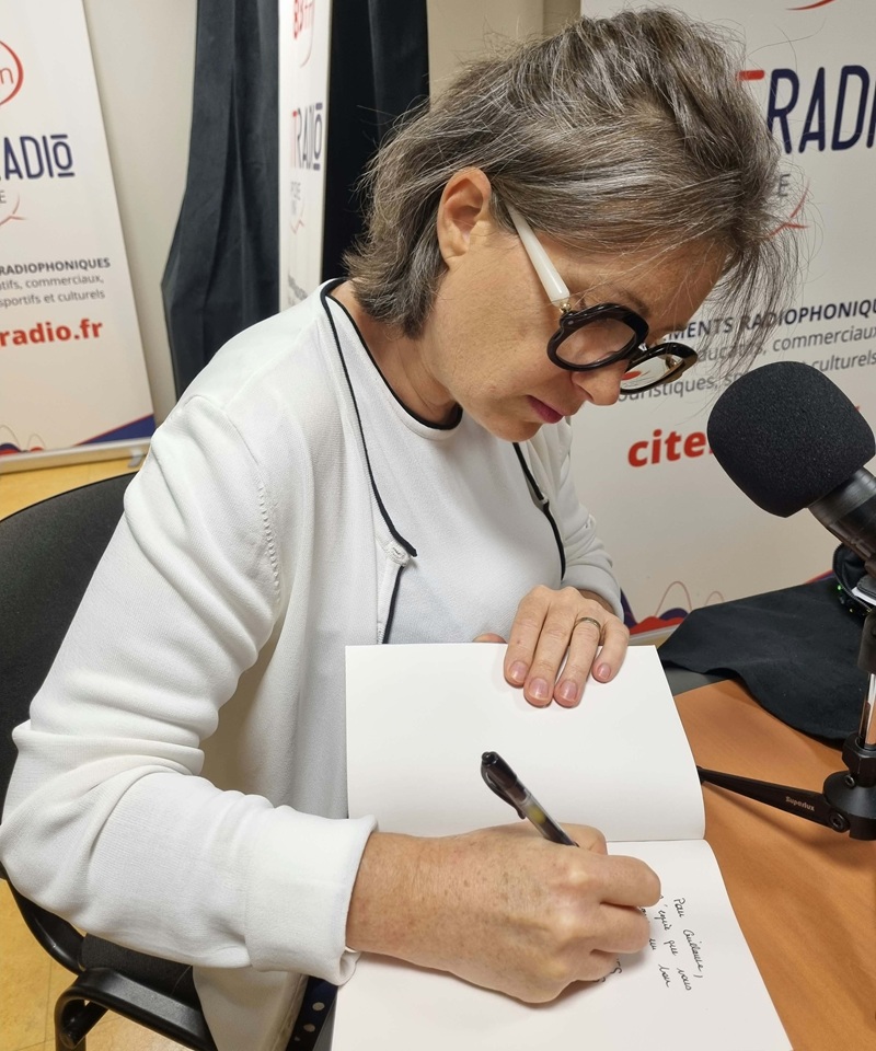 Cécile Crassous en dédicace - Studios de CITERADIO - Crédits photo : Guillaume Colombat - 16 octobre 2026